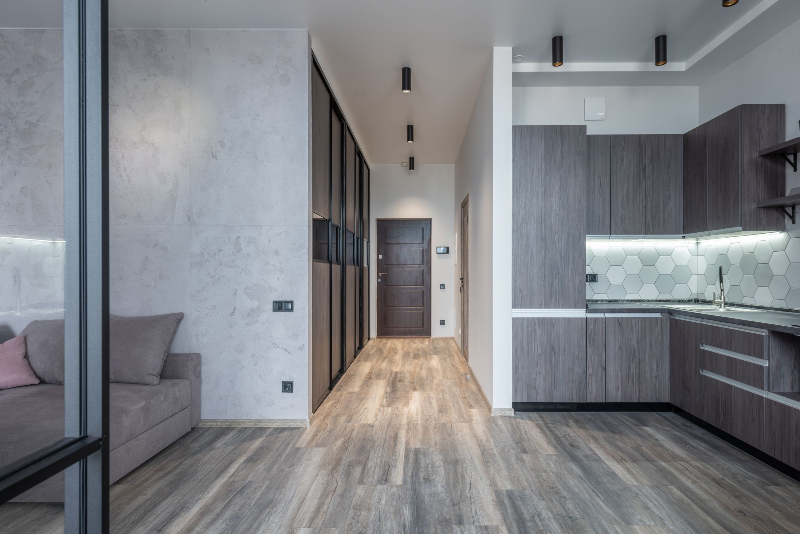 Piso reformado con pasillo abierto a la cocina, suelo de madera y armarios empotrados