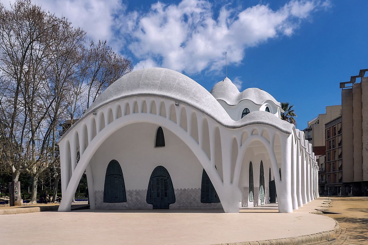 Masia Freixa, edificio modernista blanco de arcos parabólicos en el parque de Sant Jordi de Terrassa